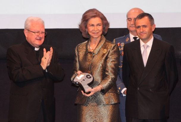 Su Majestad la Reina Doña Sofía con el "Premio Popular de Honor" junto al obispo de Mallorca, Javier Salinas y el presidente y consejero del